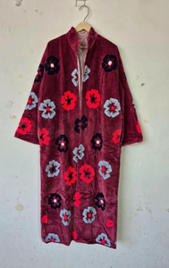 Abrigo Largo de Terciopelo Rojo Marrón Hecho a Mano con Apliques Bordados de Tigre y Flores Multicolores, Venta al Por Mayor - Product Image 3