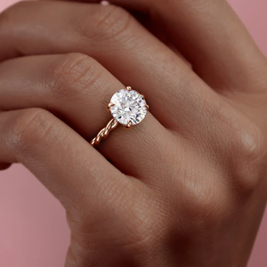 Anillo de compromiso y boda de oro amarillo de 14K chapado en oro con circonitas redondas de 1 quilate para ella, certificado IGI - Product Image 4