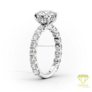 Bague en argent sterling 925 avec diamant de laboratoire taille ronde, finition dorée et pierres latérales rondes, bijoux de mariée élégants pour grossistes - Product Image 4