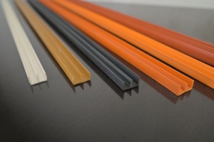 Perfil de PVC en E de la Marca Vimal, Resistente. Riel deslizante de doble ranura de alta densidad para muebles, gabinetes y paneles de vidrio industriales. - Product Image 6