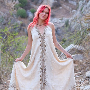 Vestido maxi bohemio de algodón crudo con bordado tribal, estilo halter sin espalda, para playa o boda, de algodón khadi premium transpirable. - Product Image 1