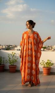 Vente en gros de kaftans maxi bohèmes faits à la main TheFabira pour femmes, manches longues, col en V, 100% coton, écologiques, coupe ample - Product Image 6