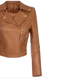 Chaqueta de moto de cuero genuino marrón para universidad, corte ajustado, estilo crop, con herrajes dorados OEM y cremallera asimétrica. - Product Image 3