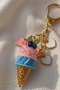 Porte-clés brodé floral de qualité supérieure avec des broderies élégantes faites à la main et des motifs décoratifs perlés complexes - Product Image 6