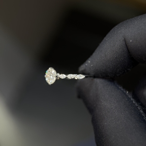 แหวนหมั้นเพชรทรงกลมและทรงมาร์คีส์ น้ำหนักรวม 1.80 กะรัต แหวนทองคำ 14K ประดับเพชรเม็ดเดี่ยวพร้อมเพชรข้างๆ สำหรับผู้หญิง - Product Image 1