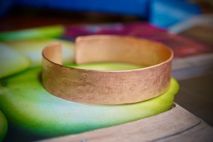 Brazalete de Cobre Martillado a Mano, Diseño Envolvente Multibanda, Calidad Premium, para Uso Casual - Product Image 3