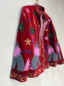 Veste en velours rouge faite main de qualité supérieure, brodée motif loup, style bohème Suzani floral, idéale pour les vacances, tenue de festival, manteau d'hiver - Product Image 3