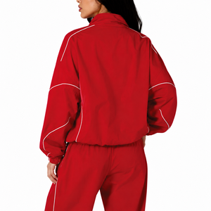Ensemble survêtement rétro rouge pour femme : veste légère zippée et pantalon de jogging décontracté avec sweat à capuche - Product Image 4