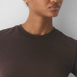 T-shirt col rond pour femme en tissu doux et respirant, haut décontracté basique d'été, style minimaliste élégant, design court / logo, vente en gros - Product Image 2