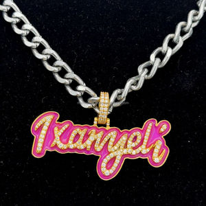 จี้ฮิปฮอปเคลือบสีแดงเรืองแสงสำหรับกลางคืนจี้ชื่อเฉพาะ925เงิน VVS เพชรโมอิสซานไนท์แบบสั่งทำ - Product Image 1