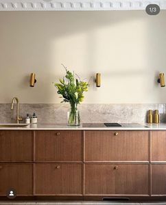 ตู้ครัวแบบเกาะกลางทำจากไม้วอลนัท ดีไซน์หรูหรา พร้อมมือจับสีทอง ทรงเพรียวบาง สไตล์เชคเกอร์ ชุดตู้ครัวไม้จริงครบชุด รับสั่งทำตามแบบ - Product Image 2