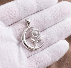 Colgante de Plata de Ley 925 Sólida con Girasol y Luna Creciente, Bañado en Oro Vermeil, Joyería Celestial Floral Nueva al por Mayor - Product Image 1