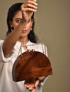 Pochette de créateur en bois de qualité supérieure avec chaînes de perles, fleurs, sangles et fermoir magnétique pour les amateurs de mode éco-responsable - Product Image 3