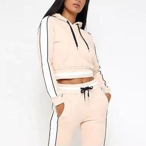 Ensemble de survêtement en polaire beige pour femme, deux pièces, avec haut court à capuche et pantalon de jogging assorti, coupe régulière, style sportif respirant pour l'hiver - Product Image 3