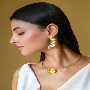 Boucles d'oreilles créoles en laiton de créateur, plaquées or, mignonnes, accessoires de fête et de mariage haut de gamme, collection de bijoux de luxe faits à la main pour femmes - Product Image 4