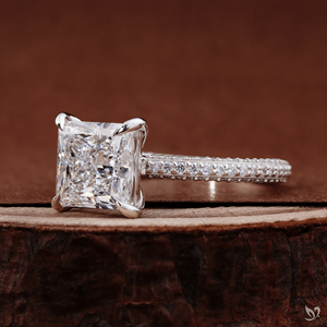 Anillo de compromiso de oro blanco de 10K con diamante de laboratorio de corte princesa de 3 quilates, banda triple pavé y diseño llamativo. - Product Image 2