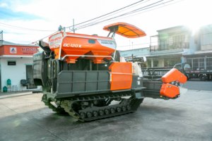 Cosechadora de arroz Kubota DC120X con orugas de goma para campos fangosos, máquina agrícola - Product Image 3