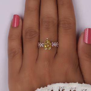 แหวนหมั้นเพชรคู่ทรงหรูหราสำหรับผู้หญิง เพชรเหลืองทรงลูกแพร์ เพชรเลี้ยงในห้องปฏิบัติการ ประดับแบบ Pave Setting คลาสสิก รับรองโดย IGI แพลตตินัม - Product Image 1