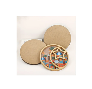 Bandeja de madera con diseño de luna y estrella para servir dátiles y dulces en Ramadán y como decoración festiva de mesa - Product Image 1