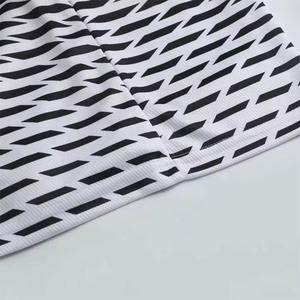 Ensemble d'uniformes de basketball personnalisés, logo personnalisé, nom de l'équipe, numéro du joueur, impression par sublimation, polyester respirant et à séchage rapide - Product Image 6