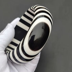 Brazalete ancho de resina a rayas blancas y negras, brazalete grueso de acrílico, joyería de moda para mujer, accesorios para fiestas, uso diario, venta al por mayor - Product Image 1