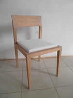 Chaise de salle à manger de style bistrot moderne avec structure en teck massif et siège rembourré pour appartement et hôtel, aucun assemblage requis