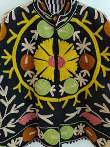 Veste noire brodée à la main Suzani, style unique, veste artisanale, manteau floral pour femme, nouveau style, veste bohème Suzani, cadeau - Product Image 4
