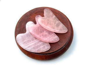 Outil de massage facial Gua Sha en quartz rose, cristal rose naturel, planche de massage manuelle pour sculpter le visage, pour les routines de soin de la peau des femmes - Product Image 4