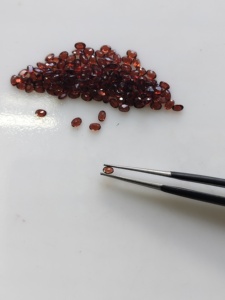 Granat rouge naturel, cabochon ovale 3x2MM, pierre précieuse d'environ 0,12 carats, en vrac pour la fabrication de bijoux - Product Image 3