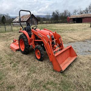 Tracteur compact 4x4 d'occasion en bon état avec boîte de vitesses et pompe 30 CV – Performance sur le terrain garantie, livraison rapide disponible - Product Image 4