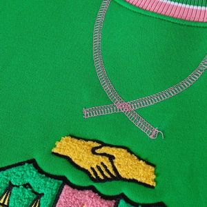 เสื้อสเวตเชิ้ตคอกลมสีเขียวชมพูสำหรับผู้หญิง แขนเสื้อสีดำตัดกัน แต่งแถบปักลายตราสัญลักษณ์ สไตล์ลำลองสำหรับฤดูหนาว เหมาะสำหรับใส่เดินเล่นในเมือง - Product Image 5