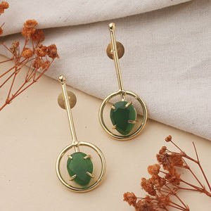 Pendientes Colgantes de Latón Chapado en Oro Hechos a Mano en India con Piedra Verde Facetada, Pendientes Modernos Minimalistas para Mujer - Product Image 1