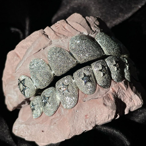 Ensemble de grillz étoiles en poussière de diamant |   Grillz personnalisés en or blanc avec découpe en forme d'étoile - Product Image 1