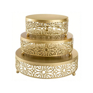Support à gâteau élégant en métal floral avec finition dorée et détails floraux blancs, fait main pour la présentation de desserts à un prix impressionnant - Product Image 5