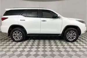 Nuevo Toyota Fortuner Híbrido Turbo SUV 4x4 2024 con Volante a la Izquierda, Asientos de Cuero, Neumáticos R15 y Cámara Trasera - Product Image 3