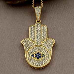 Colgante de Mano de Hamsa con Moissanita de Corte Brillante Redondo y Microincrustaciones, Chapado en Rodio, Amuleto de Lujo Unisex Estilo Hip Hop - Product Image 2