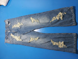 Pantalones vaqueros casuales de hombre personalizados, de punto, con lavado químico, de cintura media, con diseño desgastado y rotos, de corte regular y cierre de cremallera - Product Image 3