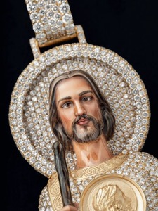 Pendentif Christ en Or 24K avec Moissanite, Breloque Religieuse Unisexe, Bijou Chrétien, Design à Micro-Incrustation - Product Image 6
