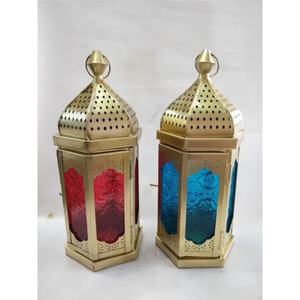 Lanterne suspendue de style marocain en métal doré avec panneaux en verre multicolores. - Product Image 5