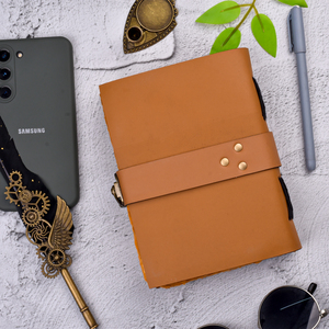 Cuir minimaliste fait main avec fermeture à boucle | Carnet de notes A5 style vintage avec finition rustique |   Journal de 100 pages pour la rédaction - Product Image 1