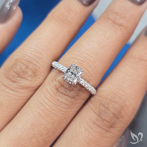 Bague en or blanc 10K avec trois rangs de diamants de laboratoire taille coussin allongée 1 carat, style minimaliste, cadeau de mariage pour femme - Product Image 5