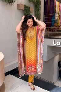 Kaftan en soie jaune fait main pour fêtes et mariages, en soie banane à imprimé numérique avec dentelle Kodi Latkan, et pantalon en soie Maharaja - Product Image 2