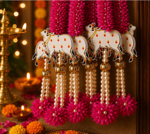 Tapiz de pared tradicional de tela rosa con borlas y cuentas blancas con diseño de vaca para decoración de entrada interior en Diwali. - Product Image 6