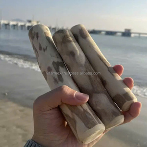 Palillo de Madera de Café Clásico para Perros, Juguete Natural Ecológico para Mascotas, Hecho a Mano en Vietnam - Product Image 1