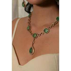 Bijoux de mariée indiens faits à la main, collier choker et boucles d'oreilles en Kundan vert, plaqué rhodium avec pierres précieuses vertes - Product Image 3