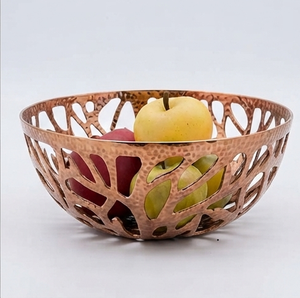 Grand panier à fruits en métal plaqué cuivre de forme unique, idéal pour la cuisine, pour ranger les fruits et les légumes - Product Image 2