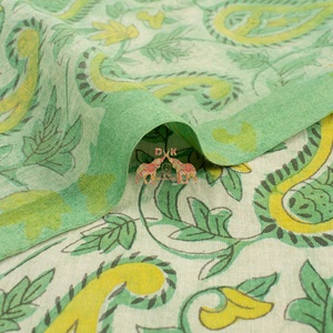 Tissu en coton cambriqué imprimé floral Dabu Sanganeri fait main pour chemises de filles - Product Image 2