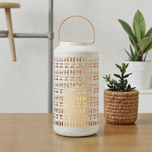 Lanterne en acier blanc avec motif géométrique découpé, porte-bougie portable pour la décoration de la maison - Product Image 5