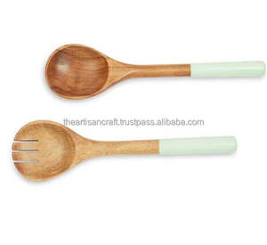 Cuchara de madera hecha a mano para cocinar, hornear y usar en la cocina, hecha de madera natural sostenible - Product Image 5