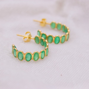 Vente en gros de boucles d'oreilles créoles en or jaune 18 carats avec émeraude ovale naturelle et pierres multiples serties, Memoria Jewels - Product Image 5